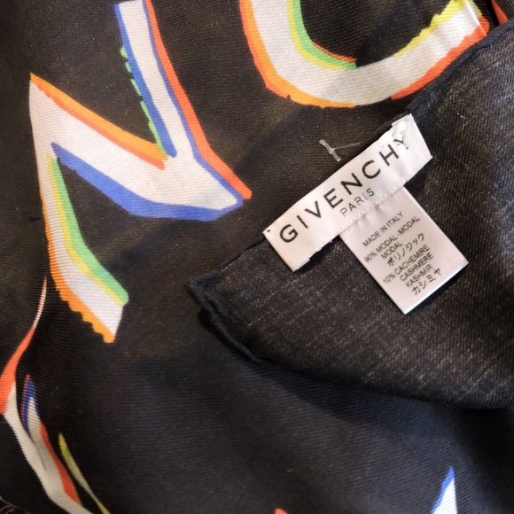 GIVENCHY 🇮🇹 WOMEN'S FASHION SCARF - Picture 5 of 5